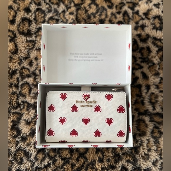 NWOT Kate Spade White Wallet with Red Hearts - Picture 2 of 5